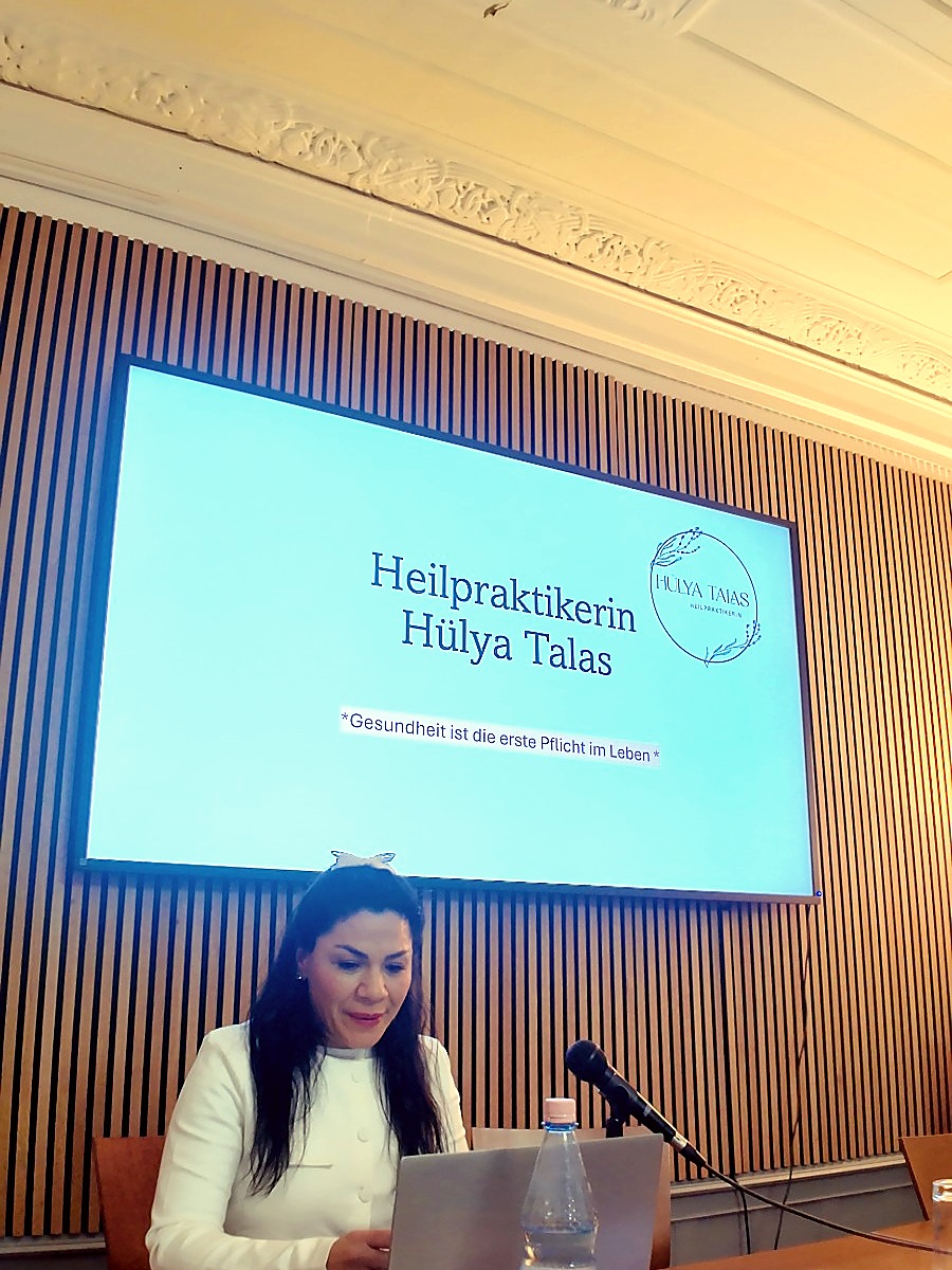Hülya Talas – Dozentin auf der Bühne